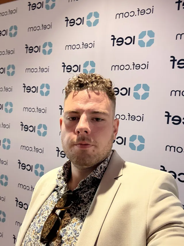 Veress Patrik, a Brand Hírnök ügyvezetője az ICEF fotófal előtt a budapesti konferencián