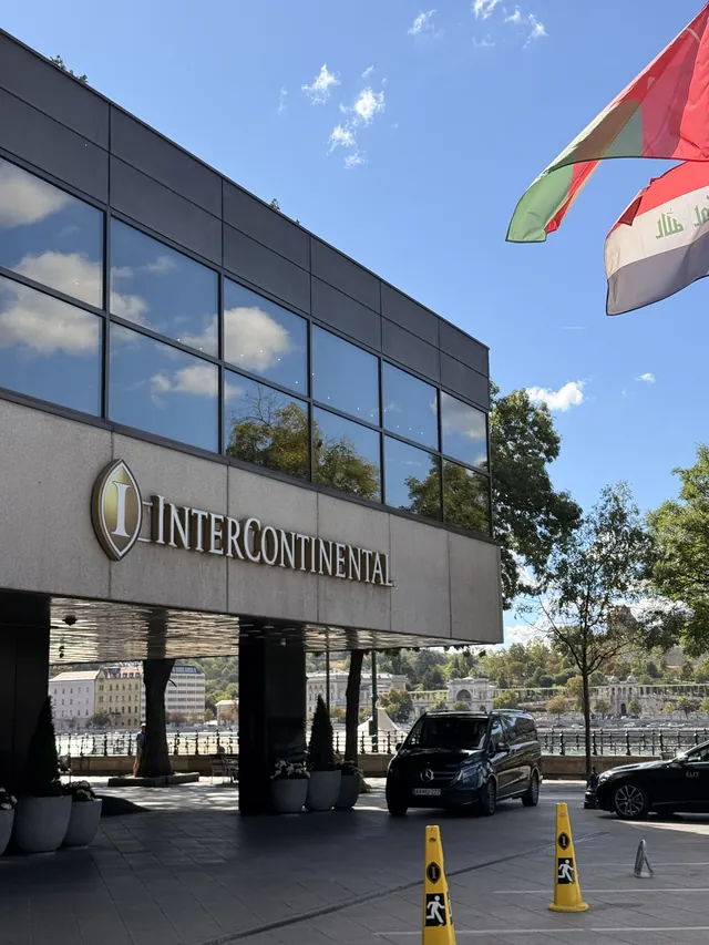 Az InterContinental Budapest szálloda bejárata a Duna-parton, az ICEF konferencia helyszíne