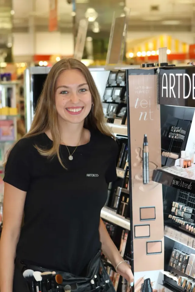 Brand Hírnök hostess márkázott ARTDECO pólóban, sminkecset-övvel az ARTDECO standnál