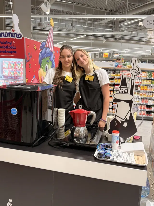 Hostess csapat a kóstoltató standnál – útmutató az ügynökségválasztáshoz