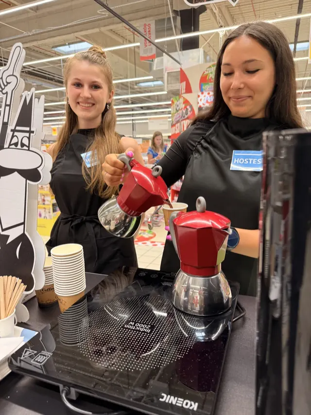 Hostessek friss eszpresszót készítenek eredeti piros Bialetti mokkafőzővel a kóstoltatáson