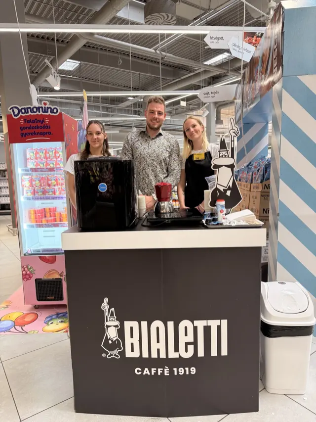 Bialetti kávékóstoltatás az Auchan áruházban – Brand Hírnök hostess csapat